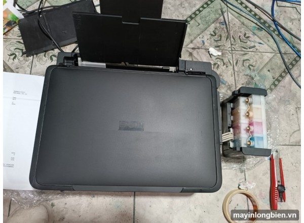 may-in-epson-l365-cu-nhin-tu-tren-ban-test