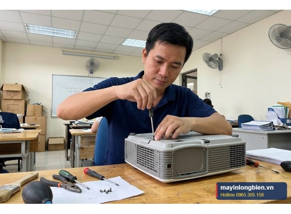 Thay Bóng Đèn Máy Chiếu: Dấu Hiệu, Chọn Bóng Đúng Mã | Thần Vũ
