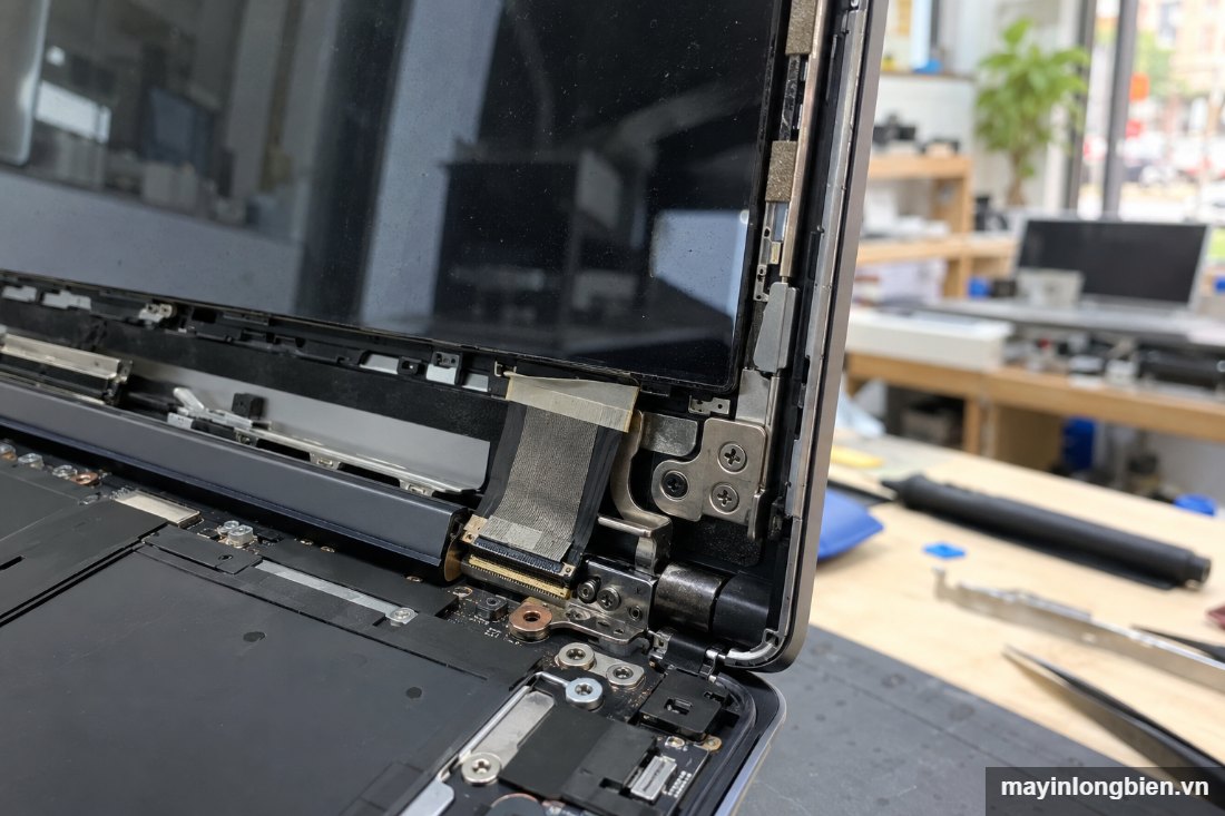 Bản lề và cáp màn hình laptop khi sửa Bản lề và cáp màn hình laptop khi sửa