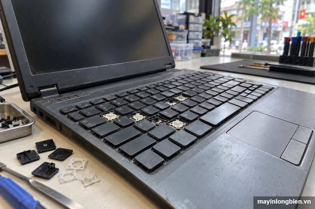 Bàn phím laptop cũ tháo phím để kiểm tra Bàn phím laptop cũ tháo phím để kiểm tra