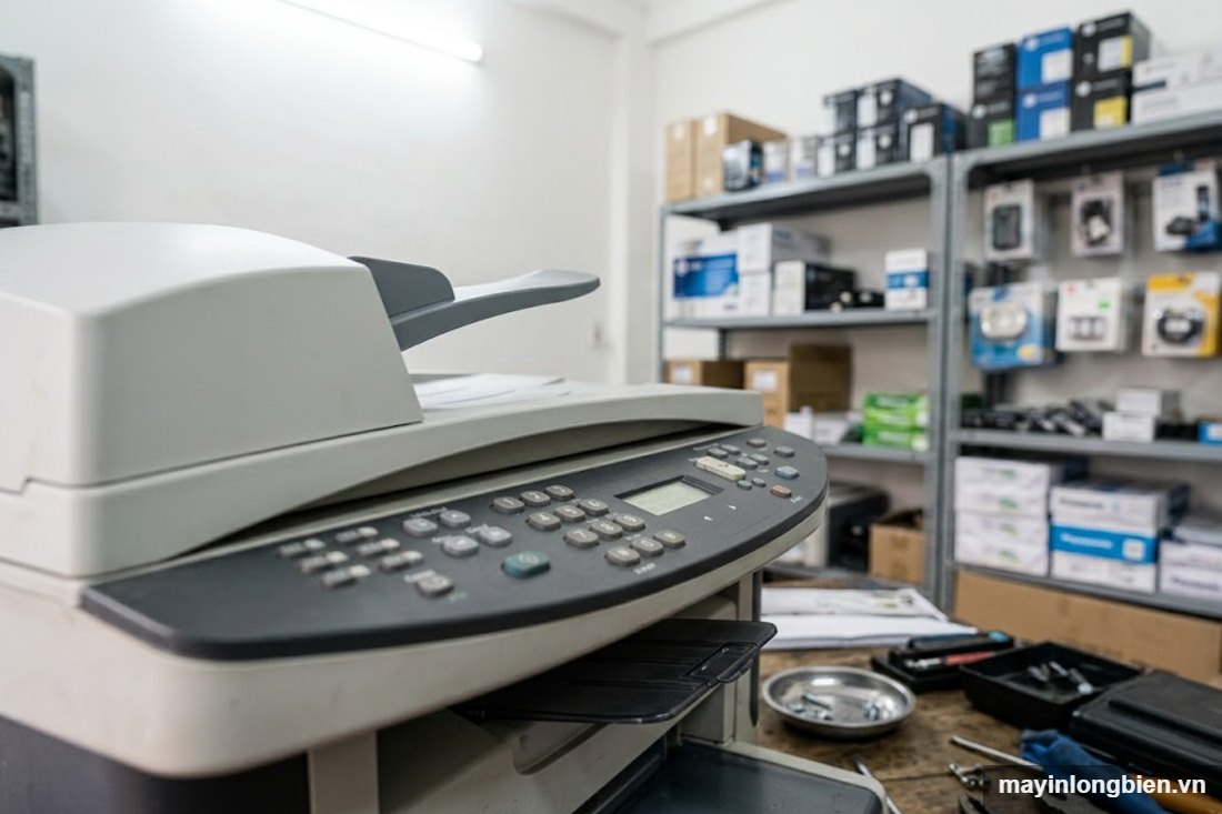 Bảng điều khiển và khay nạp tài liệu ADF của HP M1522nf