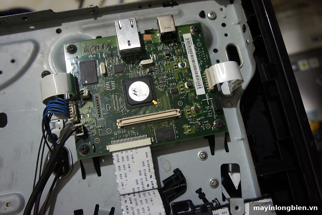 Bo mạch được kiểm tra khi máy in in ra ký tự lạ Bo mạch được kiểm tra khi máy in in ra ký tự lạ