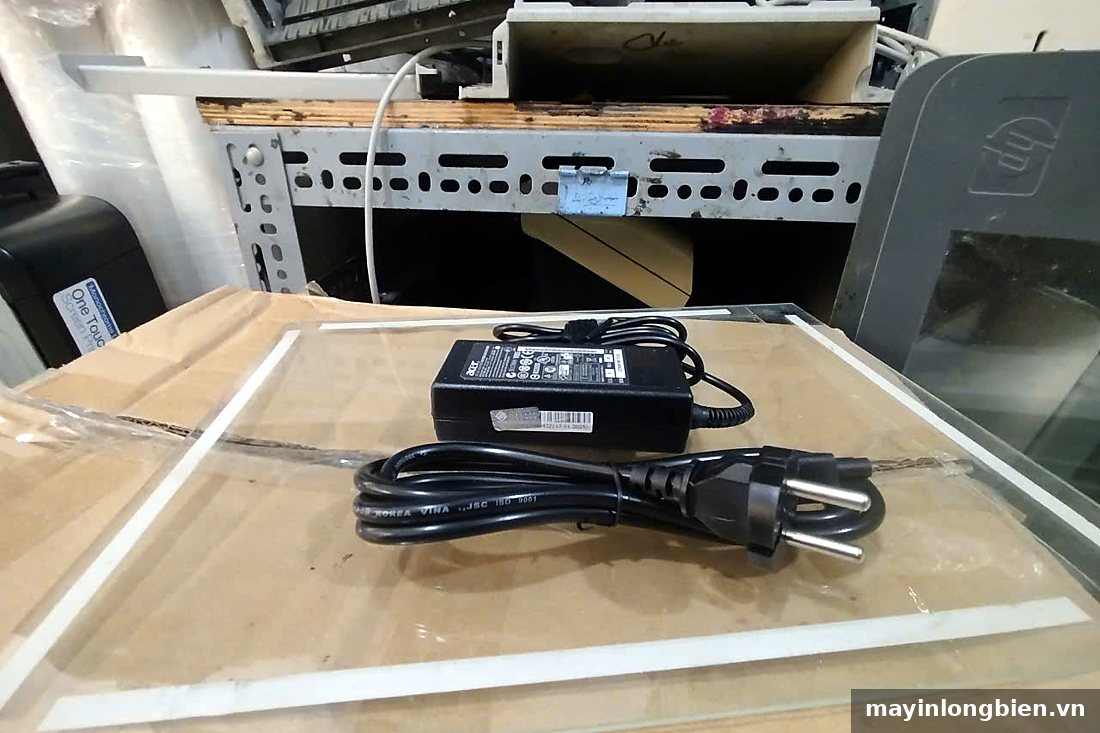Củ sạc laptop màu đen và dây nguồn