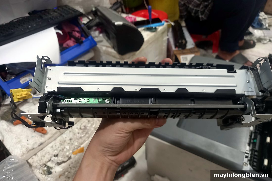 Cụm sấy máy in laser HP cầm trên tay Cụm sấy máy in laser HP cầm trên tay