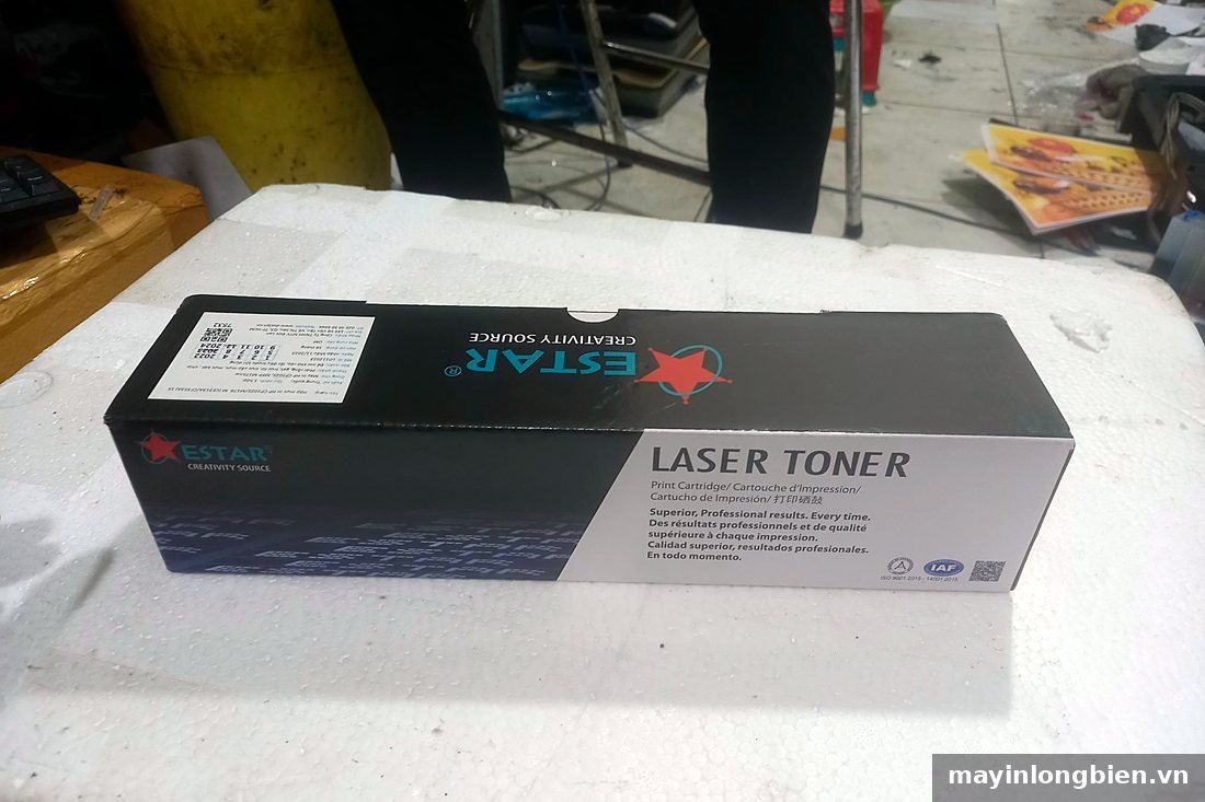 Hộp mực laser đen trắng nguyên hộp đặt trên mặt bàn