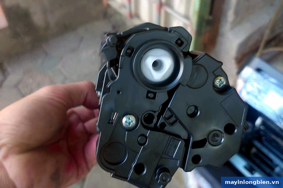Hộp mực máy in Canon 337 tháo ra kiểm tra khi in mờ Hộp mực máy in Canon 337 tháo ra kiểm tra khi in mờ