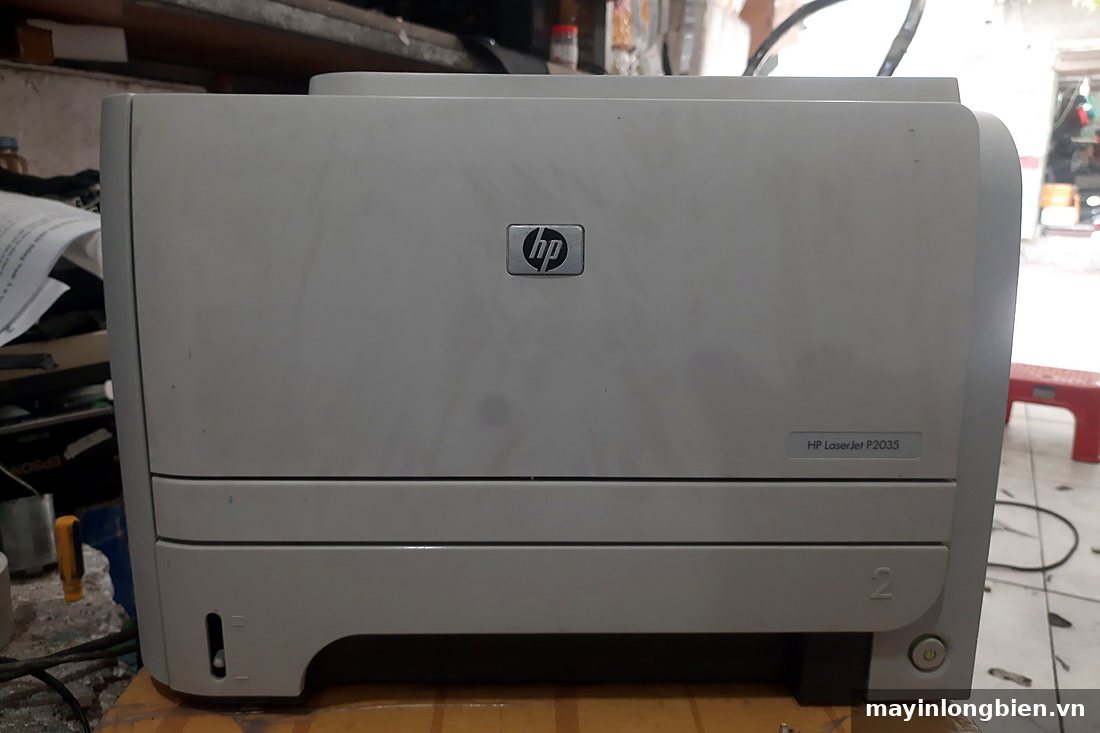 Mặt trước máy in laser HP đen trắng có logo HP