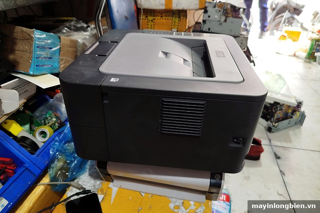 Máy in Brother HL-2240 màu đen xám đặt trên bàn Máy in Brother HL-2240 màu đen xám đặt trên bàn