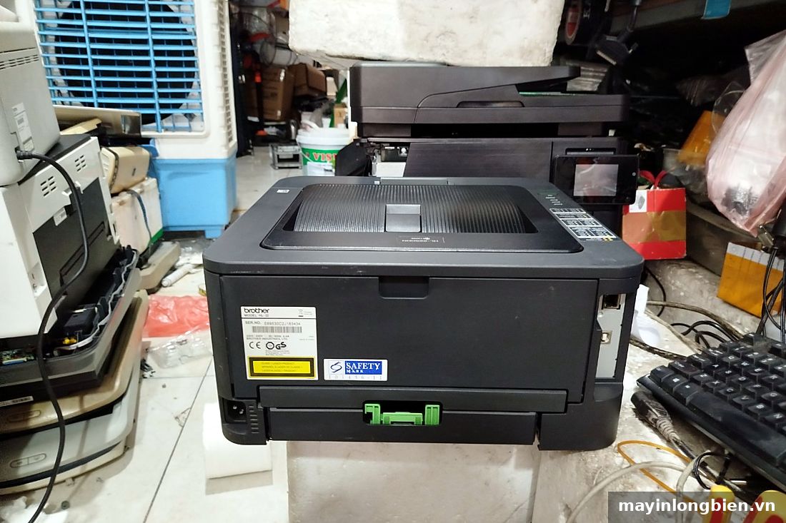 Máy in Brother HL-2250DN mặt trước với khay giấy