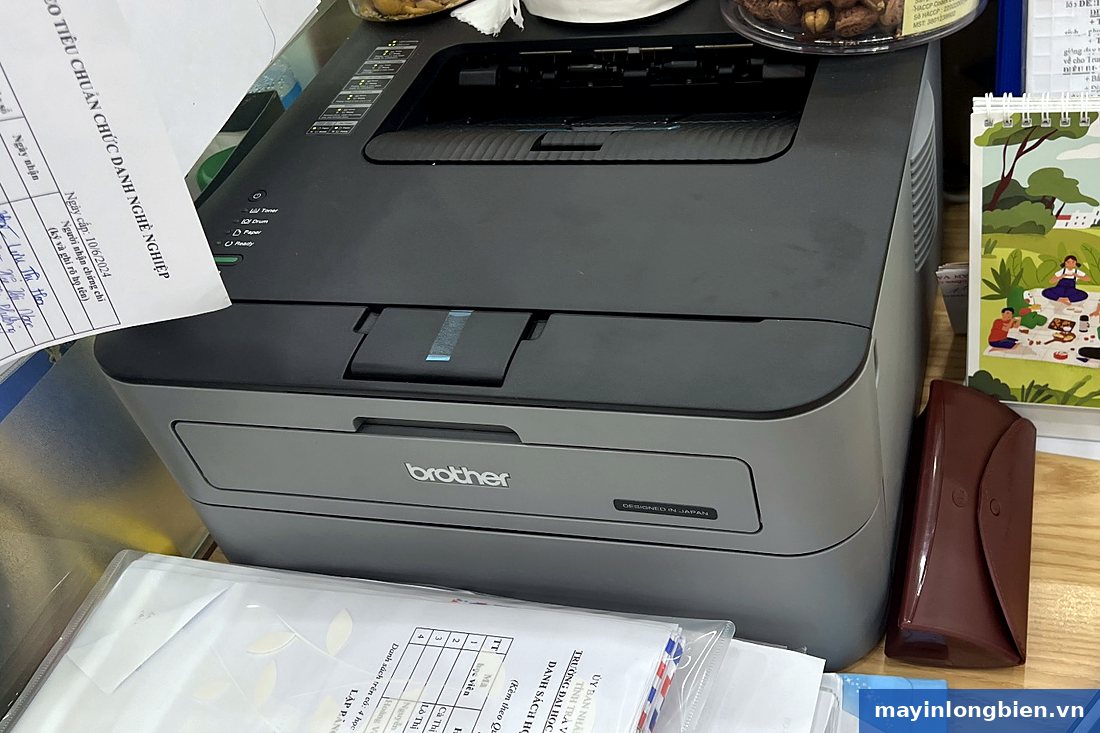 Máy in Brother trên bàn làm việc văn phòng Máy in Brother trên bàn làm việc văn phòng
