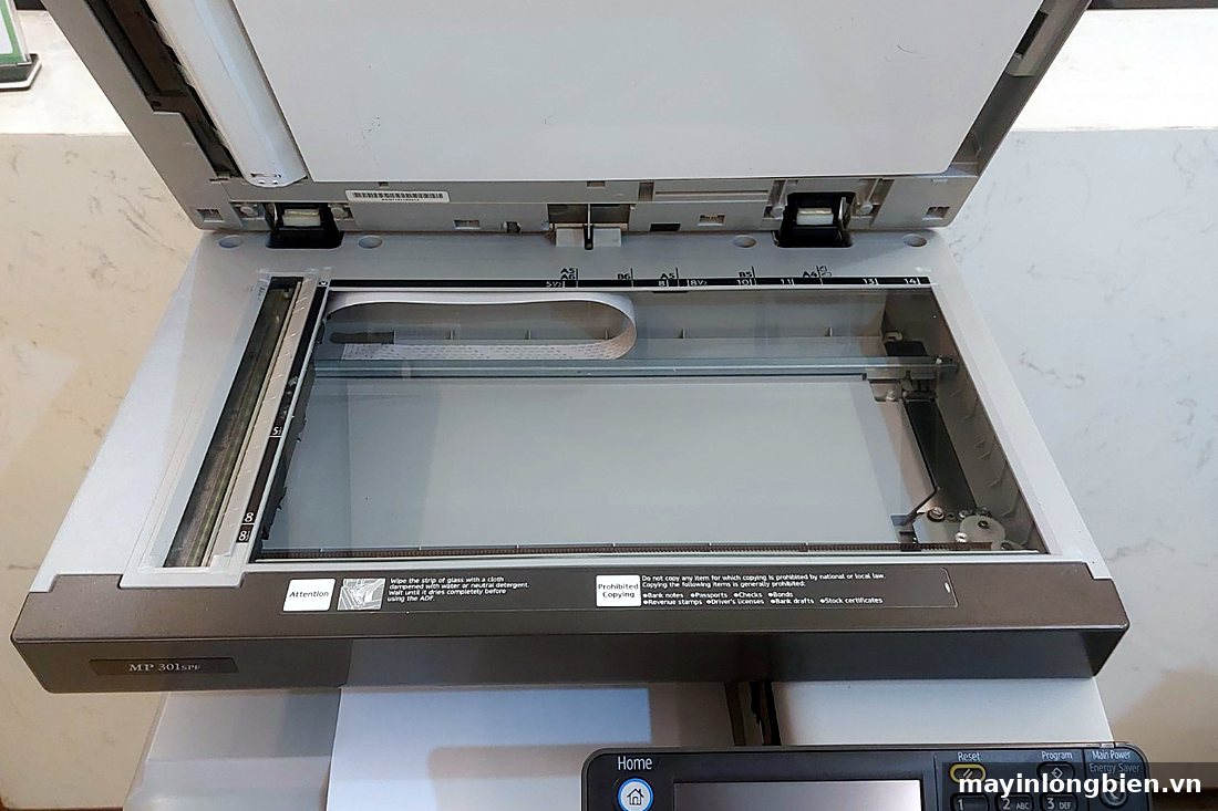 Máy in đa năng Ricoh mở nắp, kính scan và bảng điều khiển Máy in đa năng Ricoh mở nắp, kính scan và bảng điều khiển