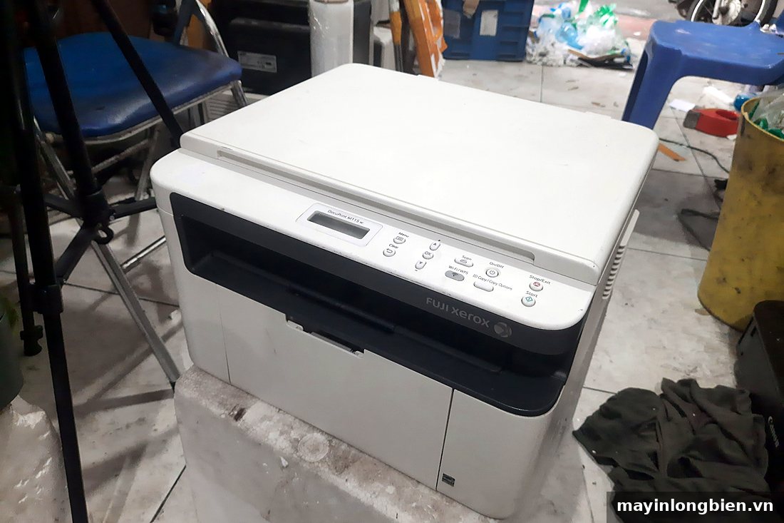 Máy in Fuji Xerox M115w đặt trên sàn nhà xưởng Máy in Fuji Xerox M115w đặt trên sàn nhà xưởng