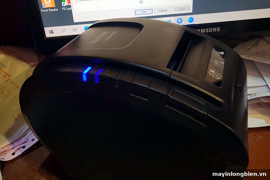 Máy in hóa đơn đang kết nối máy tính