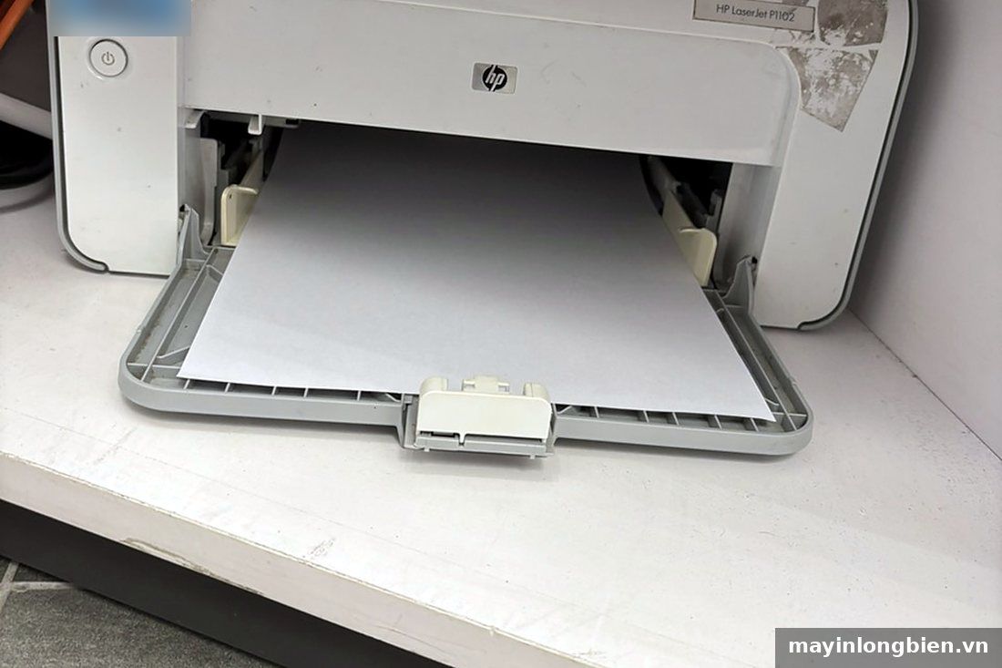 Máy in HP 1102 nạp giấy in thử sau khi sửa