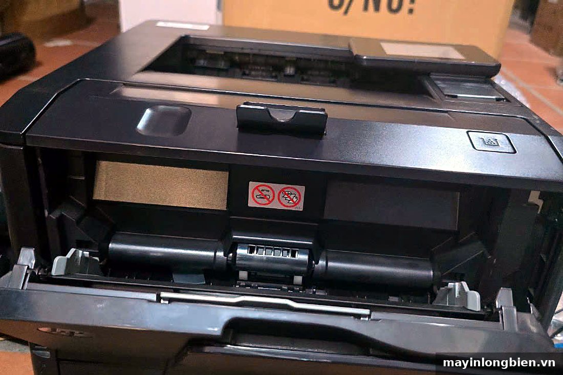 Máy in HP M401dn mở khay giấy kiểm tra