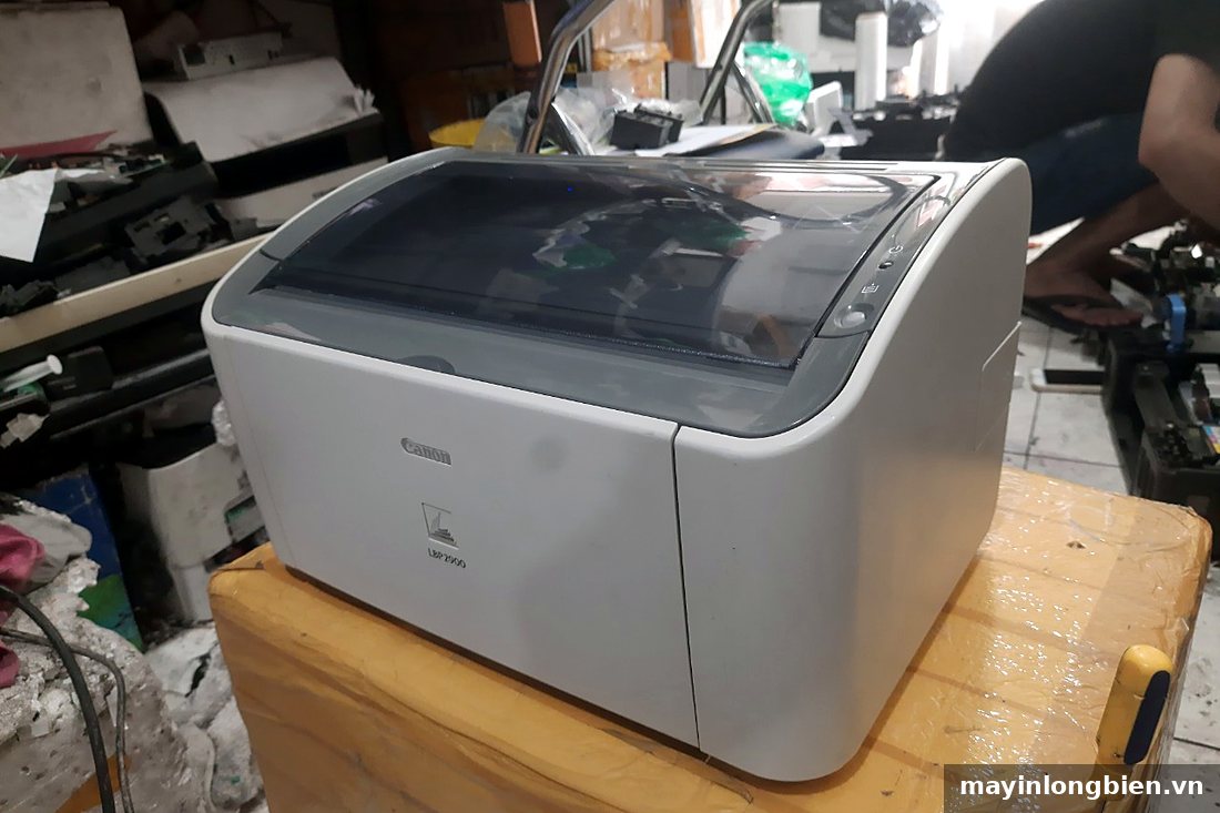 Máy in laser đen trắng Canon nhìn nghiêng từ phía trước