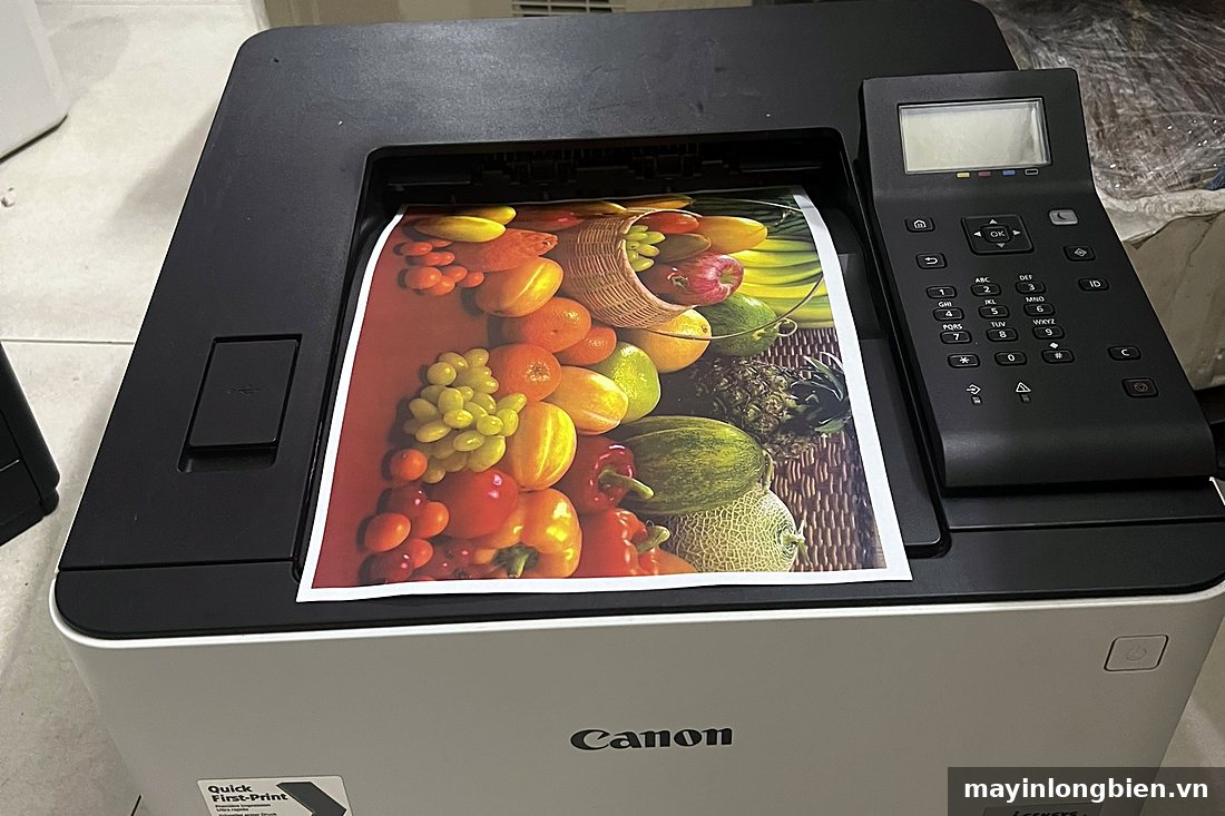 Máy in laser màu Canon đang in ảnh trái cây Máy in laser màu Canon đang in ảnh trái cây