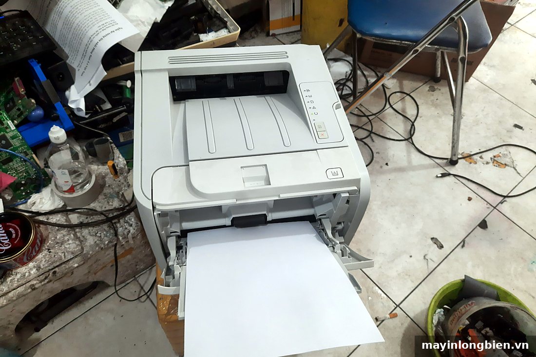 Máy in nạp lại giấy sau khi gỡ giấy kẹt