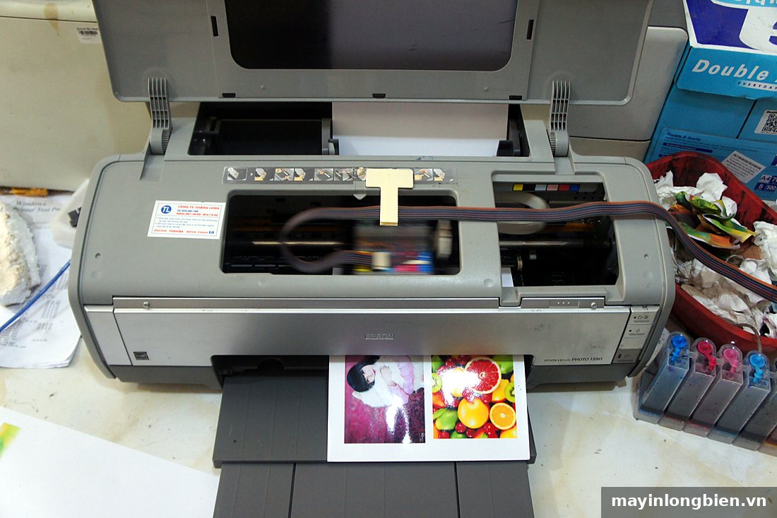 Máy in phun màu Epson mở nắp để thay đầu in