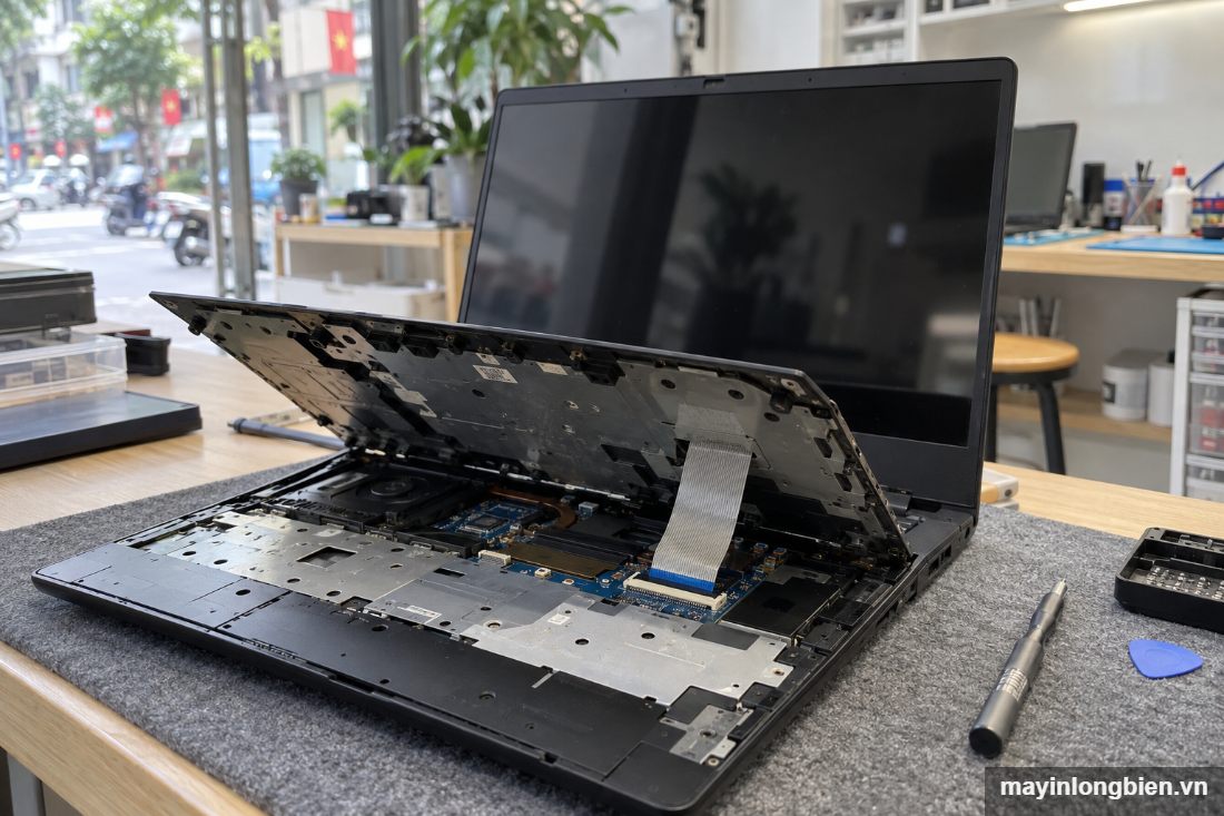 Mở máy laptop Dell để thay bàn phím Mở máy laptop Dell để thay bàn phím