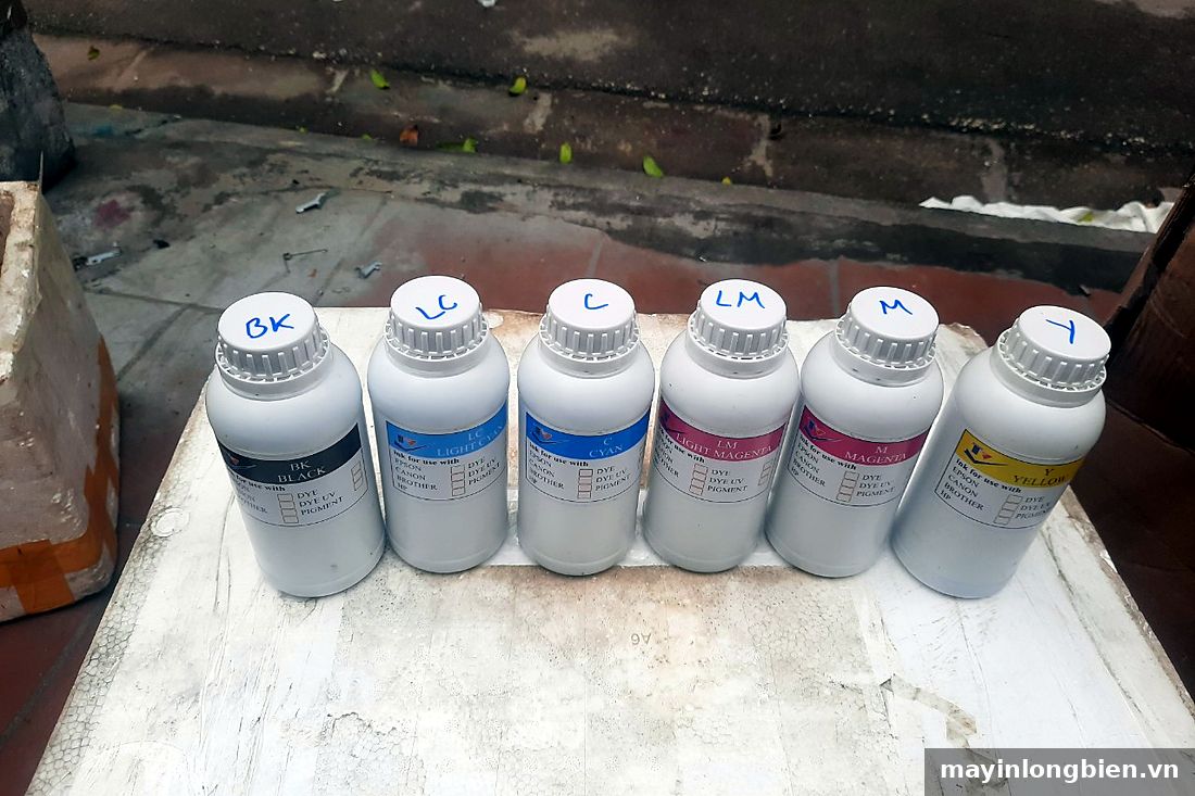Sáu chai mực dye 500ml có ký hiệu màu xếp thành hàng